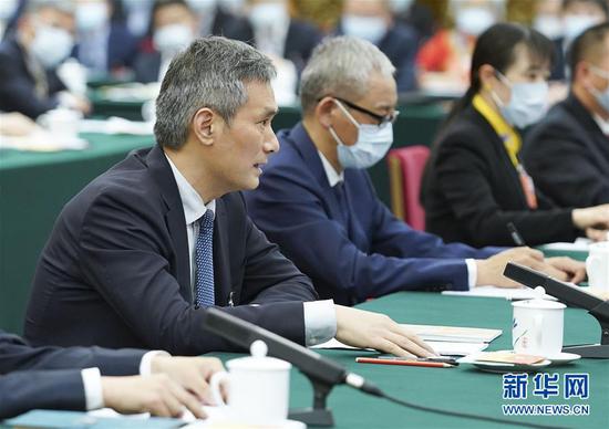  5月24日，全國人大代表羅杰（左一）參加湖北代表團(tuán)的審議并發(fā)言。新華社記者 黃敬文 攝