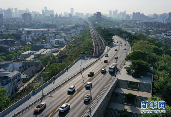 4月15日在早高峰時段拍攝的武漢長江大橋（無人機(jī)照片）。 新華社記者 李賀 攝